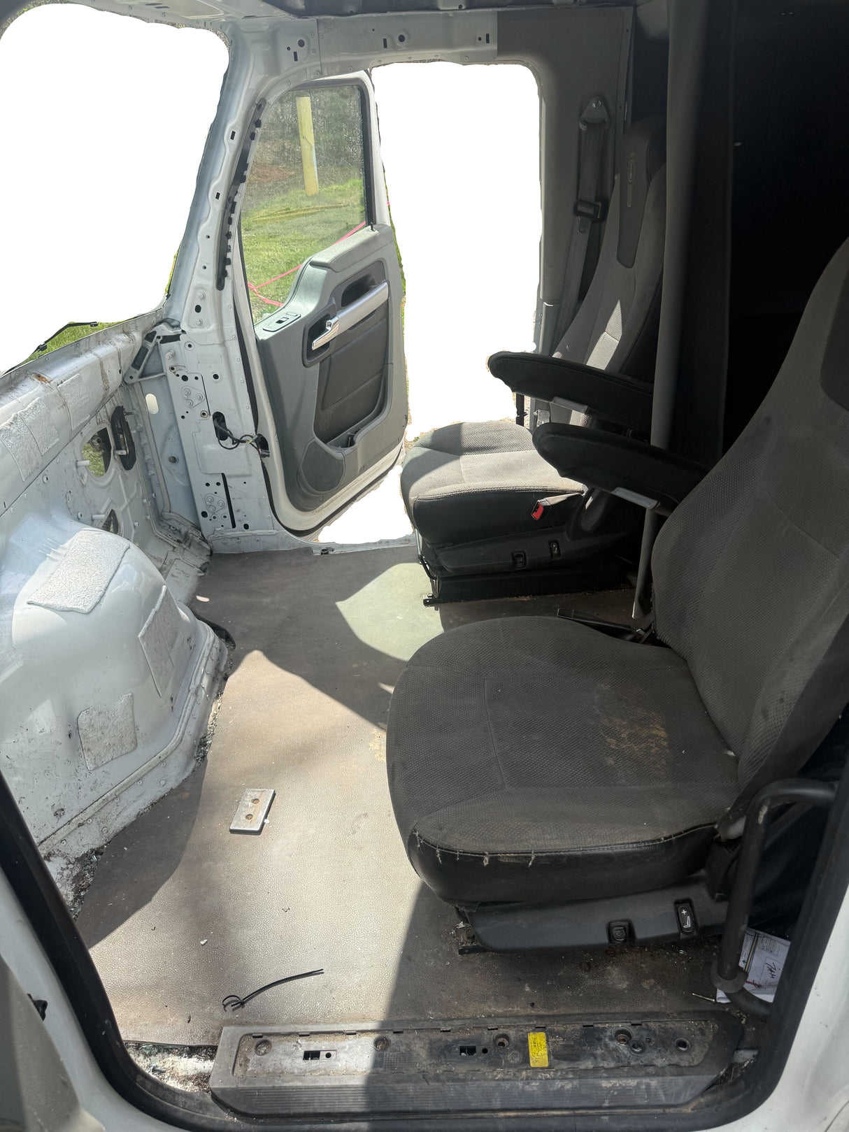 458740 Genuine Kenworth White Cab T680