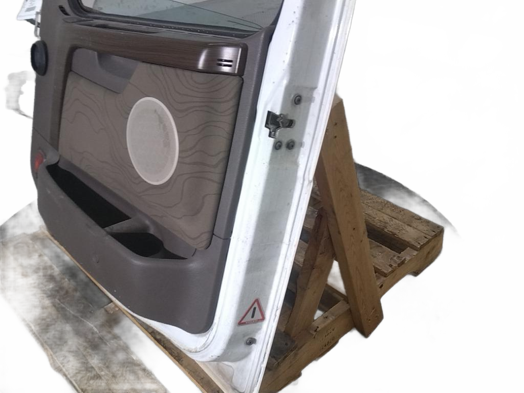 Volvo RH side door OEM 22674747 - Second Truck Parts