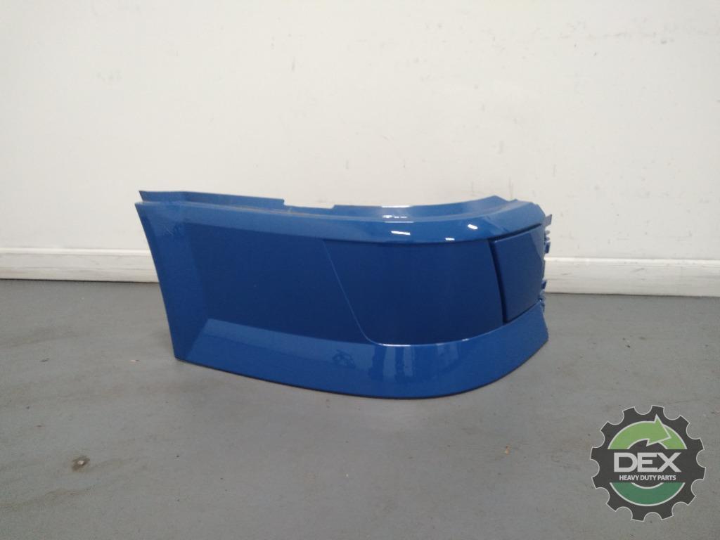 Volvo VNL RH bumper corner OEM 82721516D2
