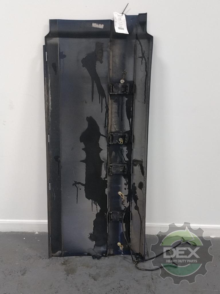 Volvo VNL RH middle chassis fairing OEM 20982639