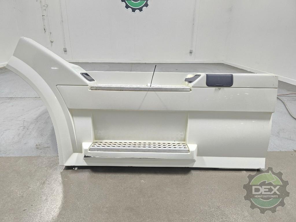 Volvo VNL LH front chassis fairing with steps OEM 82487576D2