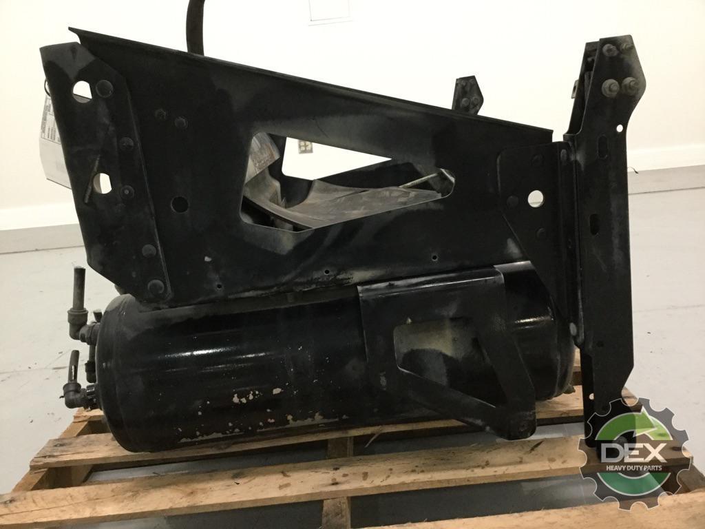 Volvo VNL steel battery box with x3 air tanks 2x 21183543 OEM DDD5