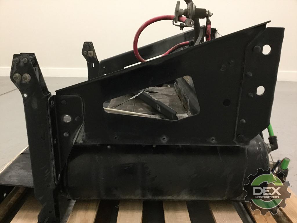 Volvo VNL steel battery box with x3 air tanks 2x 21183543 OEM DDD9