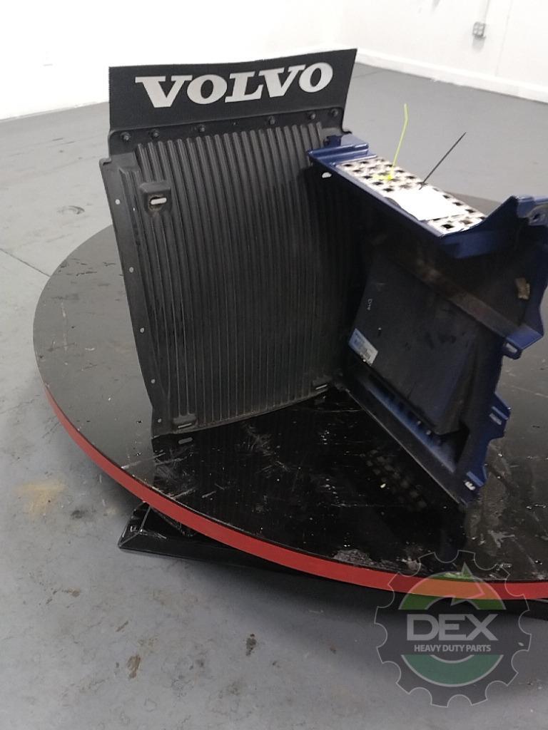 Volvo VNL LH rear chassis fairing with steps OEM 82487055D1