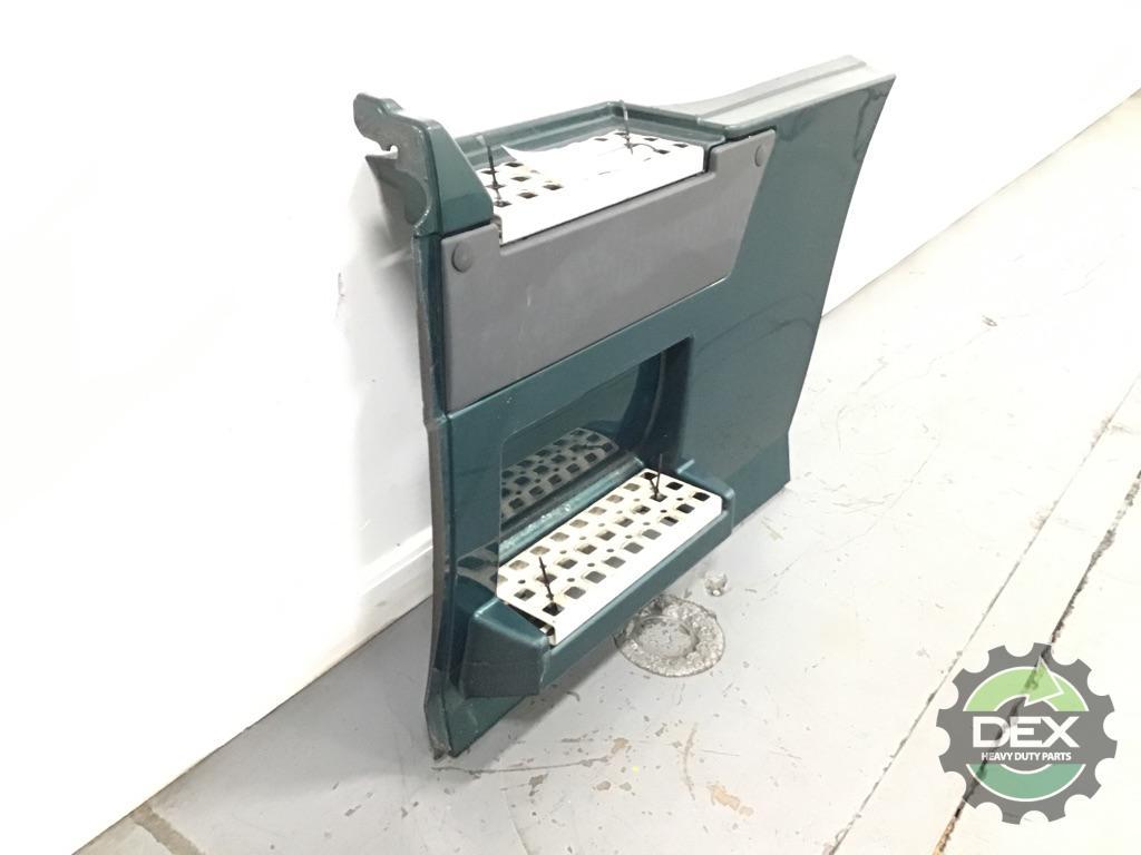 Volvo VNL RH rear chassis fairing OEM 20500504