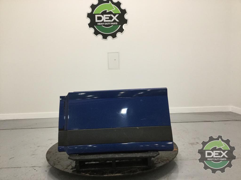 Volvo VNL RH rear chassis fairing OEM 20500500