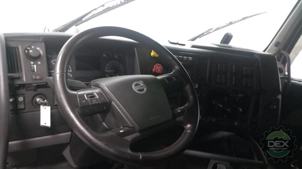 Volvo VNL860 groomed sleeper cab OEM 84749398