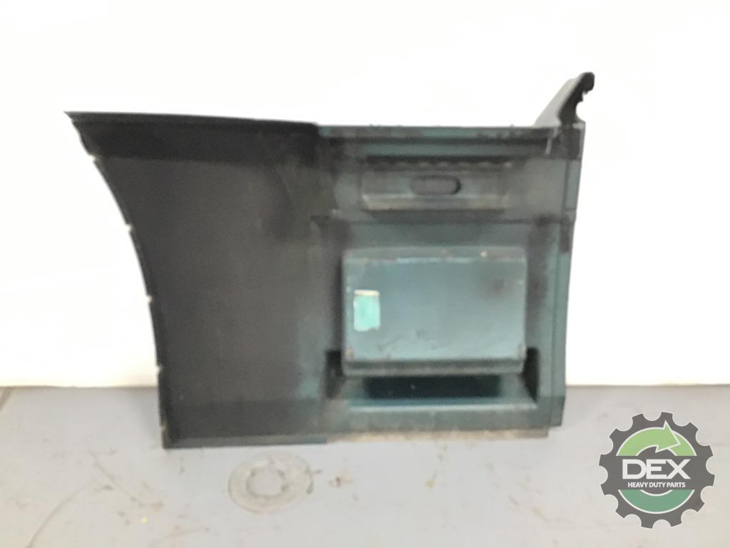 Volvo VNL RH rear chassis fairing OEM 20500504