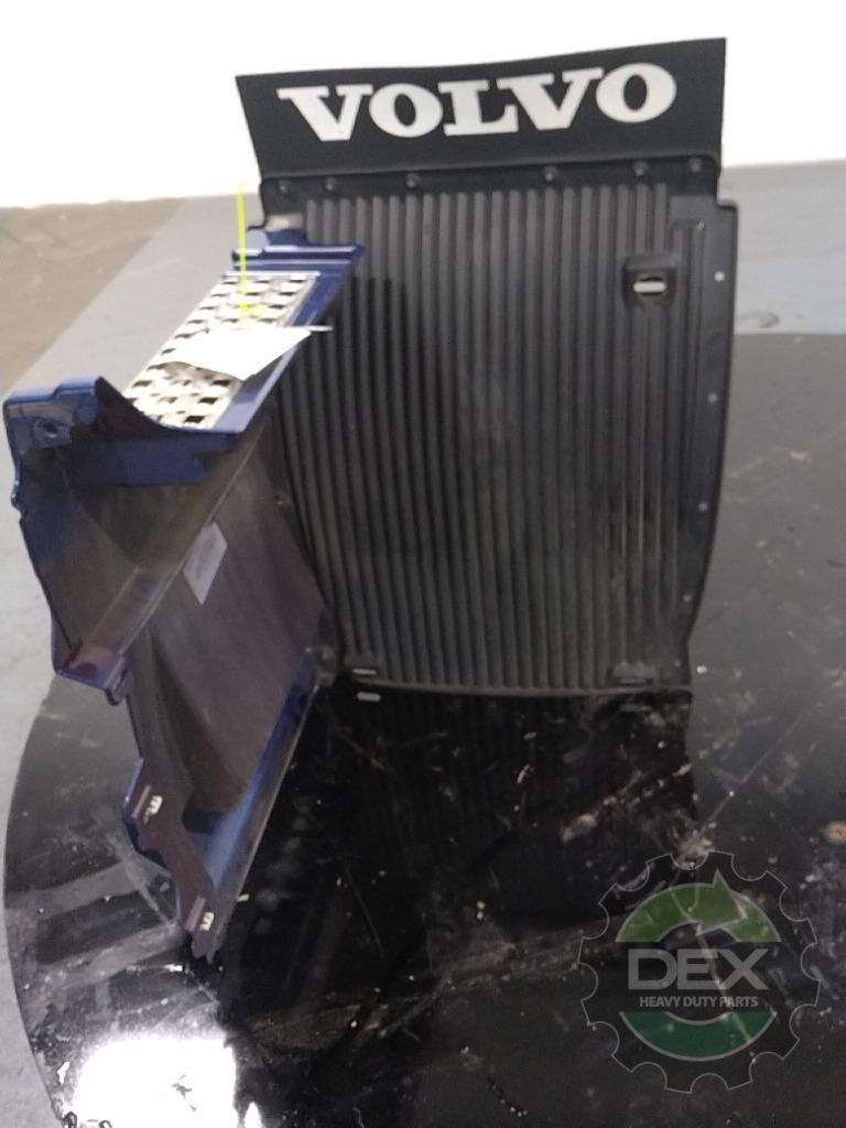 Volvo VNL RH rear chassis fairing with steps OEM 82486803D1