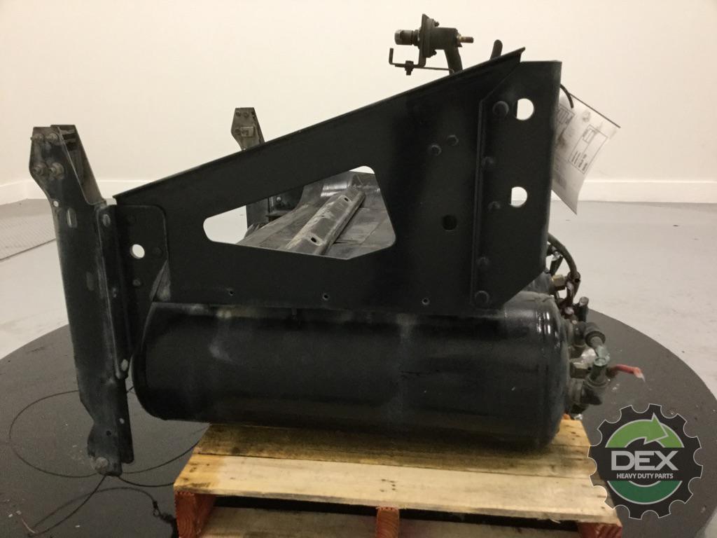 Volvo VNL steel battery box with x3 air tanks 2x 21183543 OEM DDD7