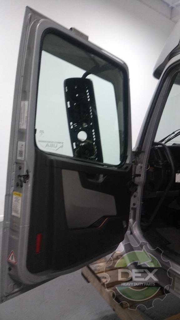 Volvo VNL860 groomed sleeper cab OEM 84749398