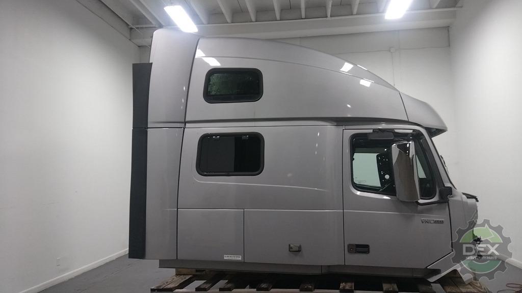 Volvo VNL860 groomed sleeper cab OEM 84749398