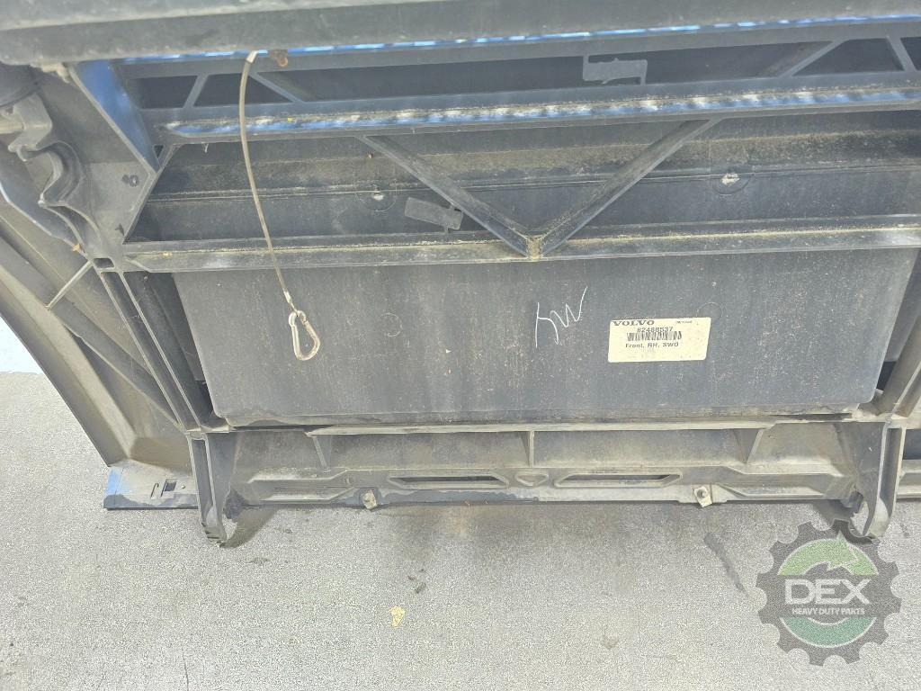 Volvo VNL RH front chassis fairing with steps OEM 82488537D2