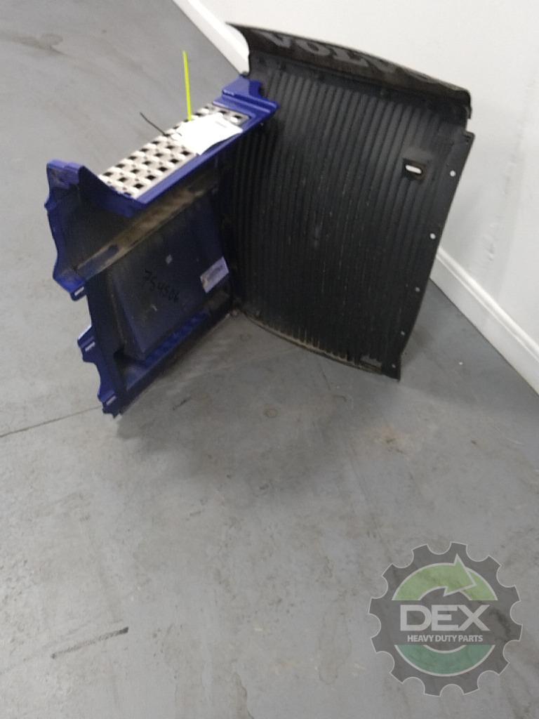 Volvo VNL RH rear chassis fairing with steps OEM 82486803D2