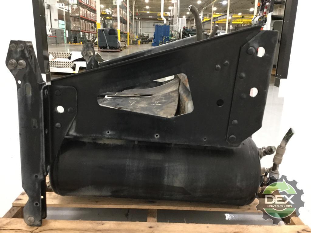 Volvo VNL steel battery box with x3 air tanks 2x 21183543 OEM DDD5