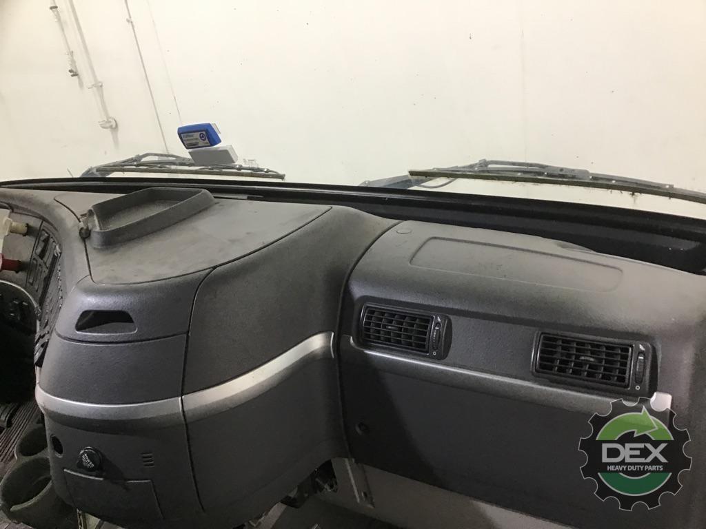 Volvo VNL670 complete groomed sleeper cab OEM 20413812D14