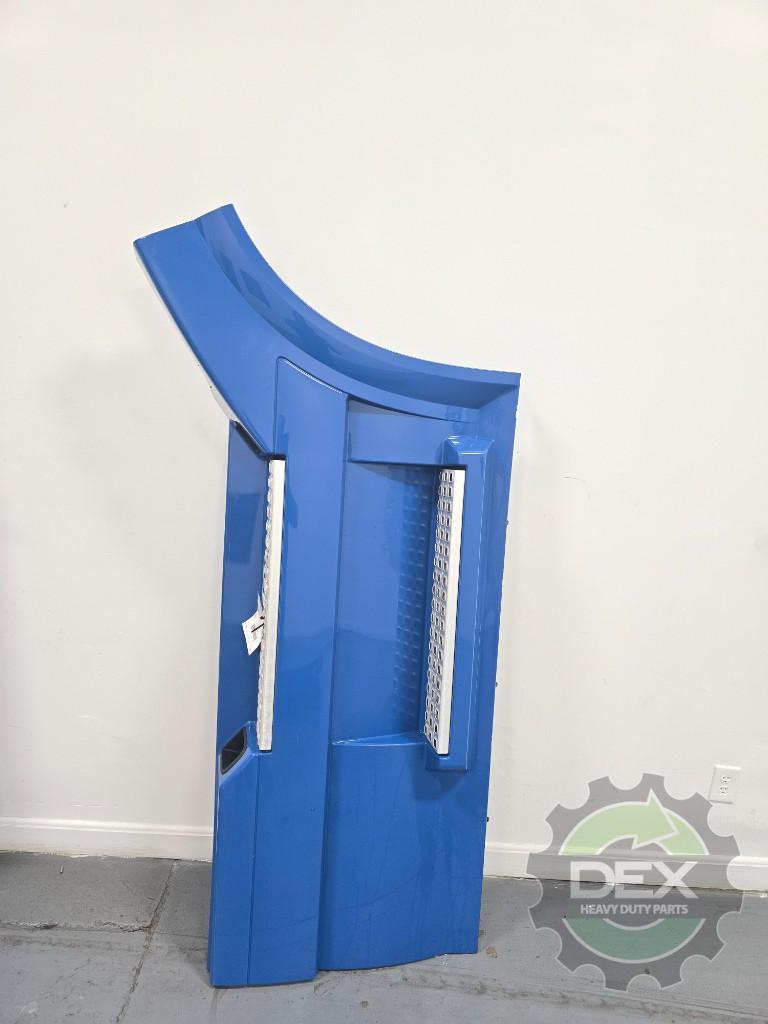 Volvo VNL RH front chassis fairing with steps OEM 82488537D3