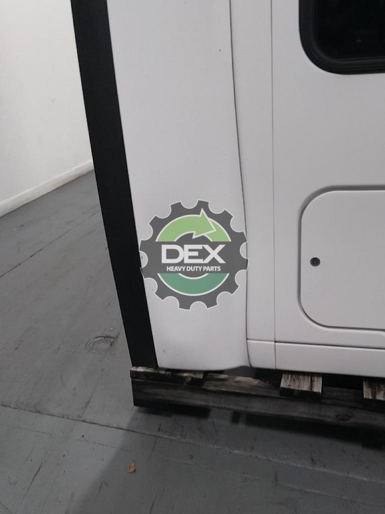 Complete KW T2000 groomed sleeper cab OEM - Second Truck Parts