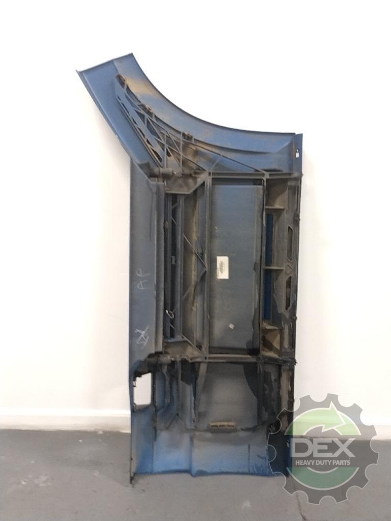 Volvo VNL LH front chassis fairing with steps OEM 82487576D7