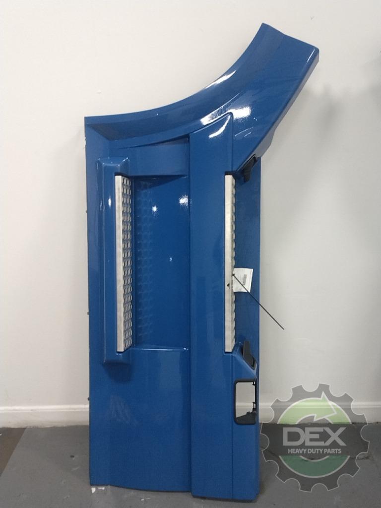 Volvo VNL LH front chassis fairing with steps OEM 82487576D5