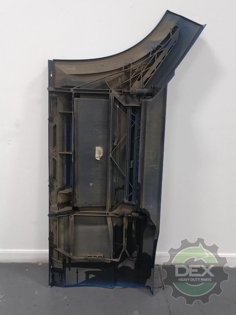Volvo VNL RH front chassis fairing with steps OEM 82488537D5