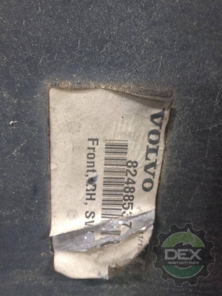 Volvo VNL RH front chassis fairing with steps OEM 82488537D5