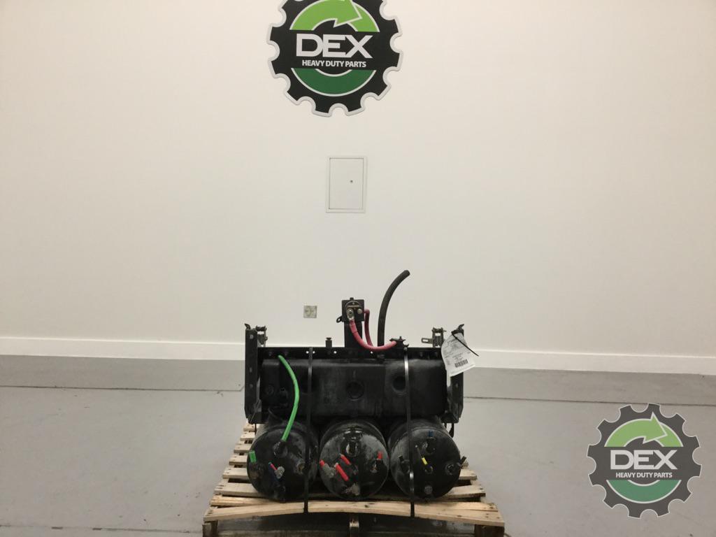 Volvo VNL steel battery box with x3 air tanks 2x 21183543 OEM DDD9