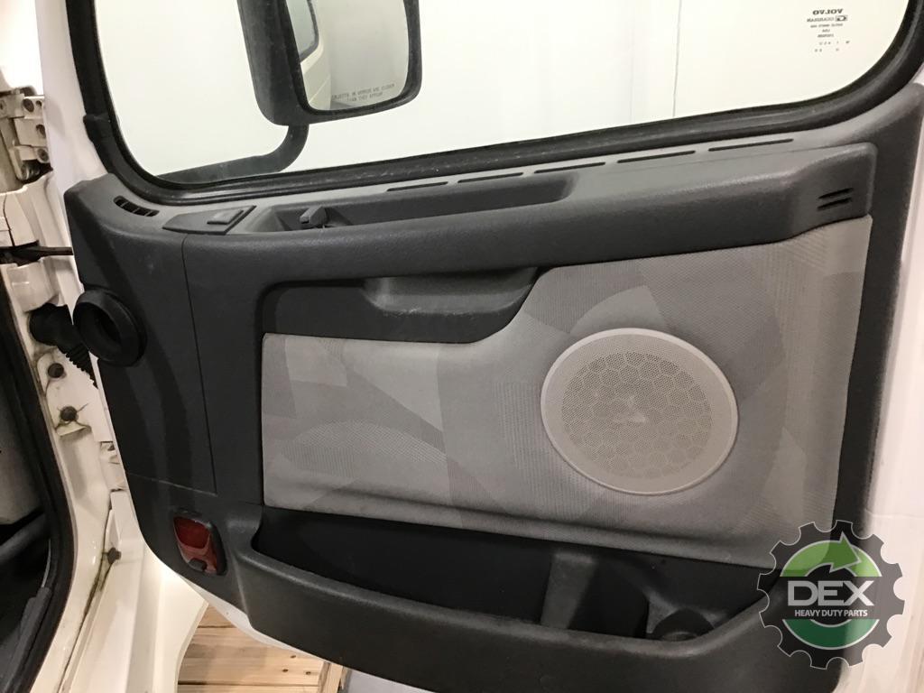 Volvo VNL670 complete groomed sleeper cab OEM 20413812D14