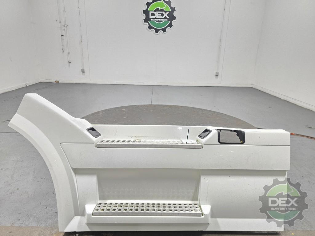 Volvo VNL LH front chassis fairing with steps OEM 82487576D1