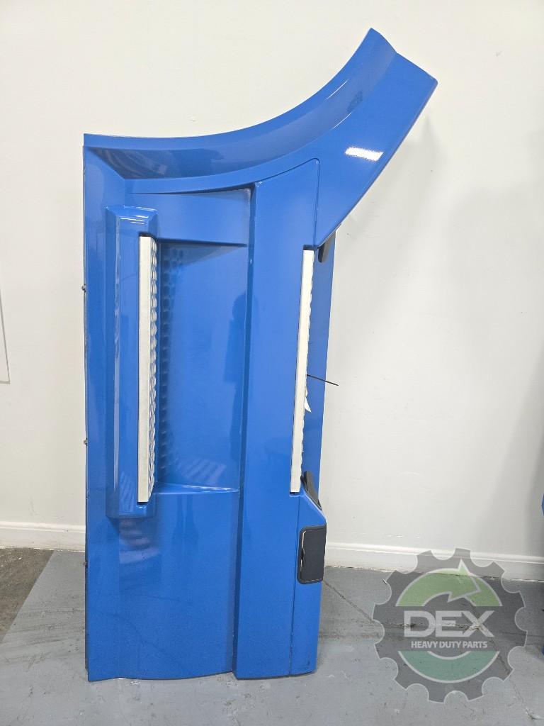 Volvo VNL LH front chassis fairing with steps OEM 82487576D4