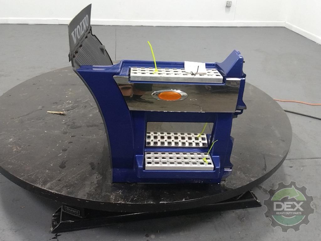 Volvo VNL RH rear chassis fairing OEM 20982719