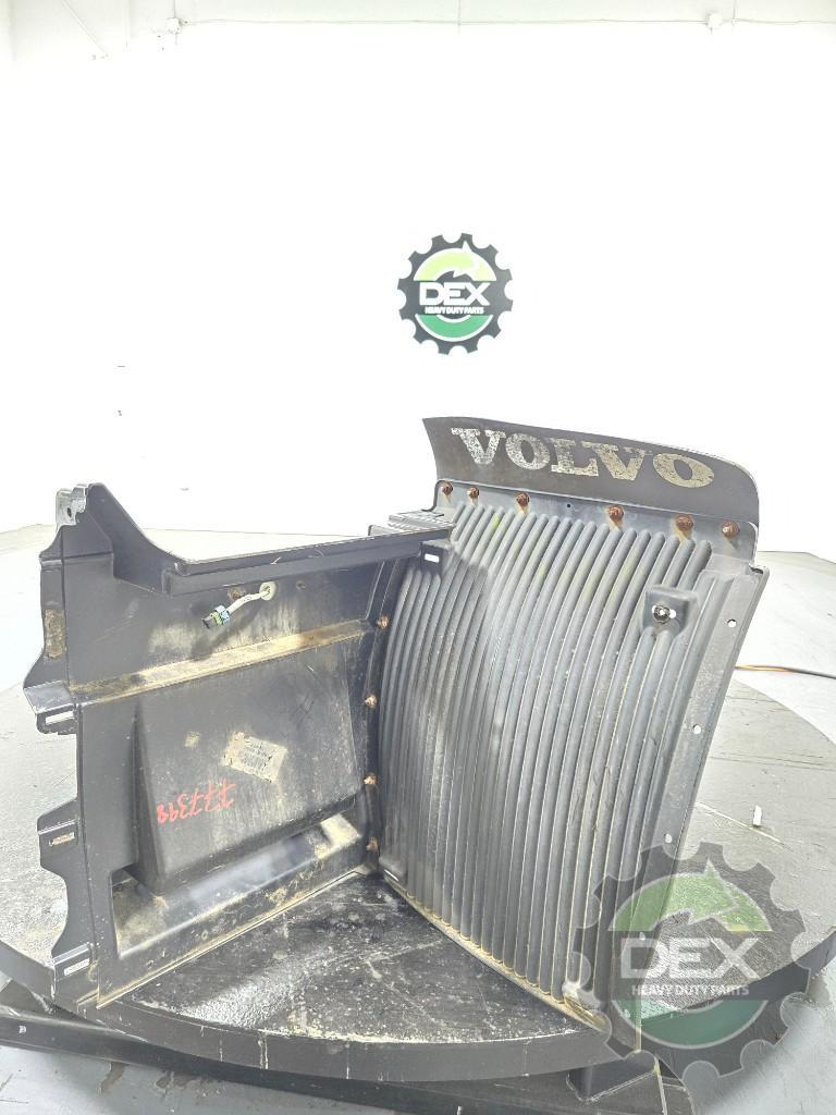 Volvo VNL RH rear chassis fairing with steps OEM 21082864