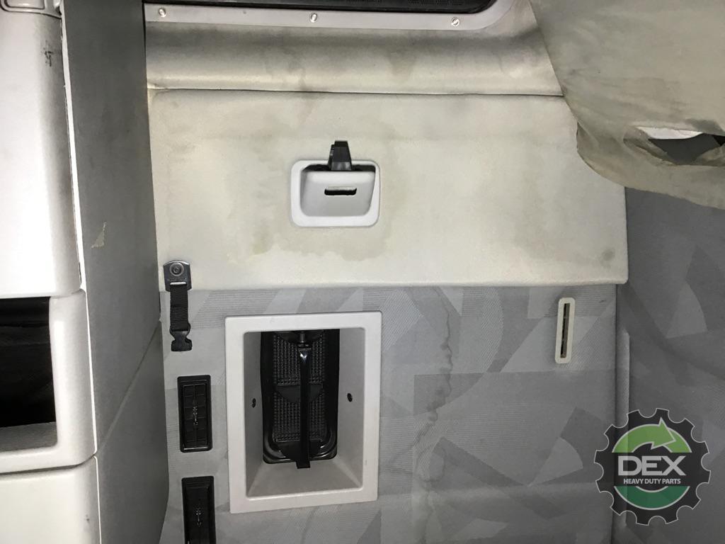 Volvo VNL670 complete groomed sleeper cab OEM 20413812D14