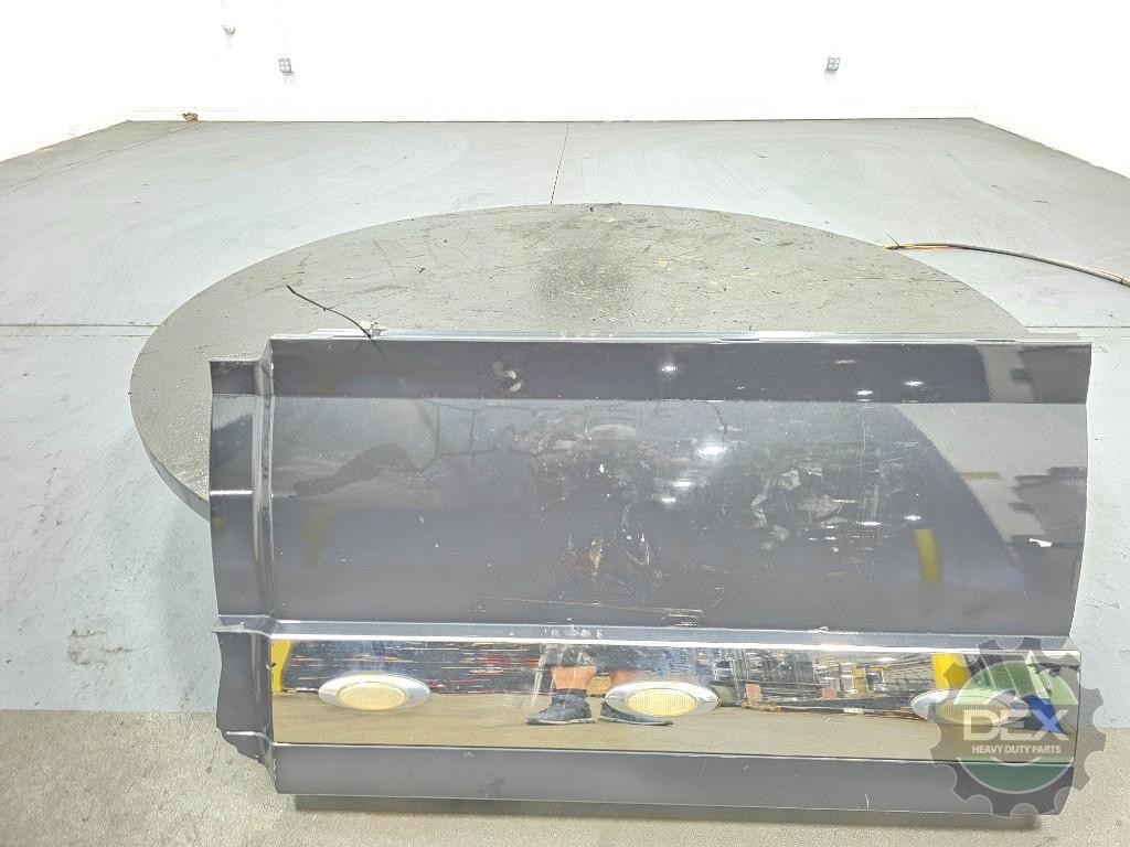 Volvo VNL RH middle chassis fairing OEM 21082857