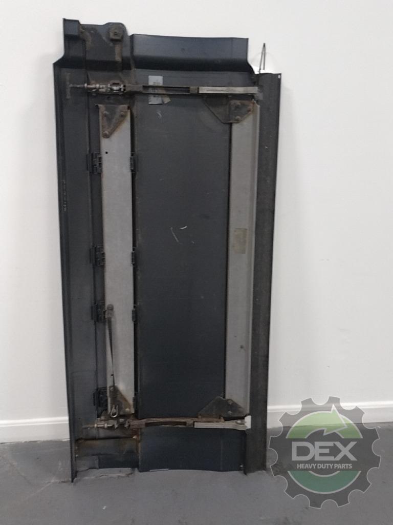 Volvo VNL LH middle chassis fairing OEM 82720750