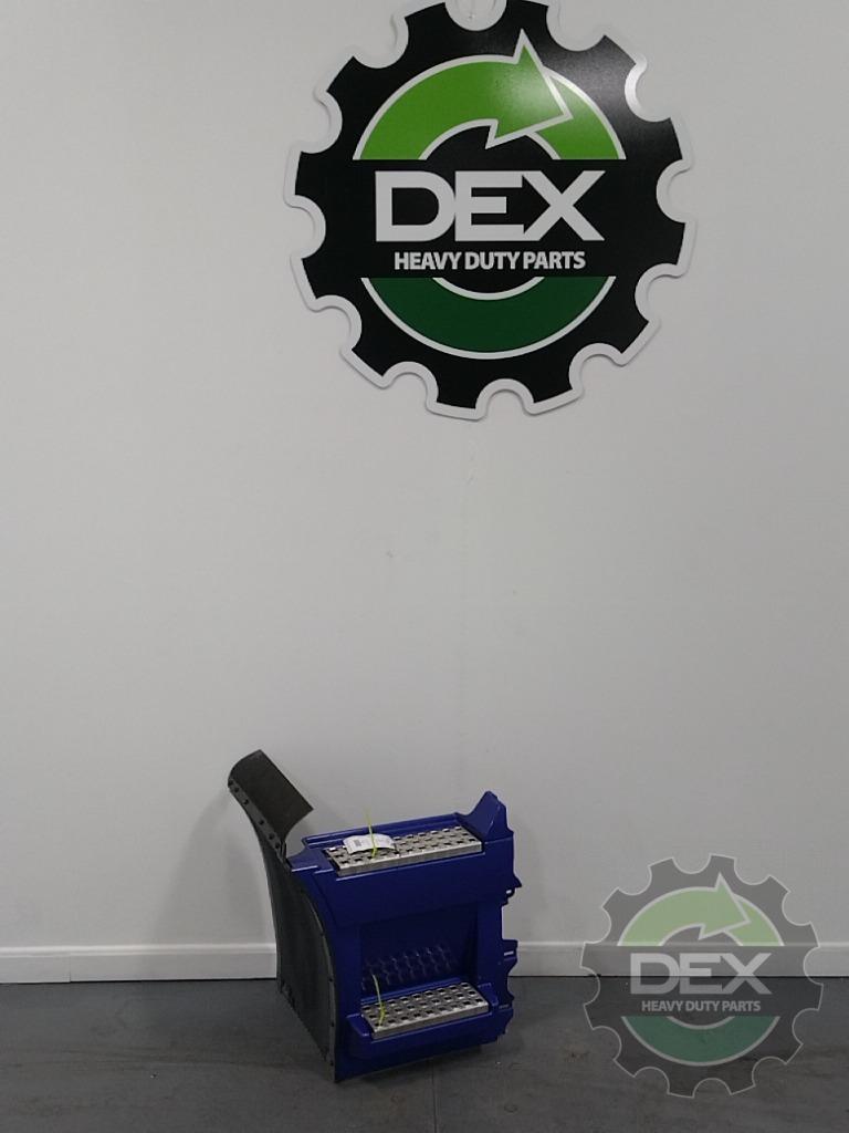 Volvo VNL RH rear chassis fairing with steps OEM 82486803D2