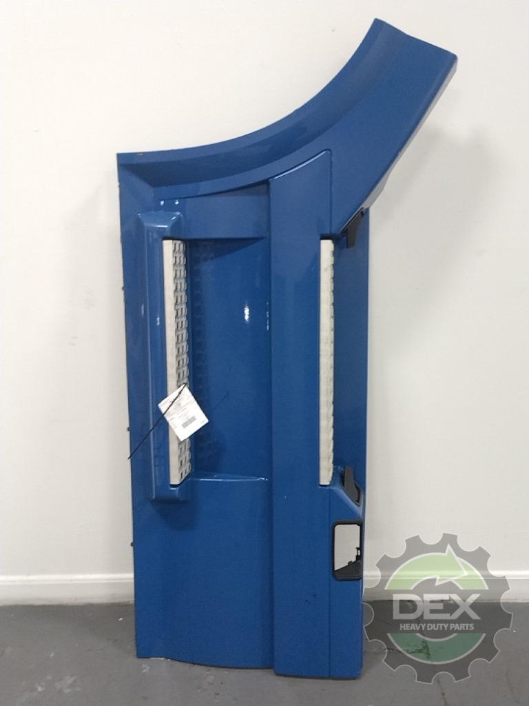 Volvo VNL LH front chassis fairing with steps OEM 82487576D7