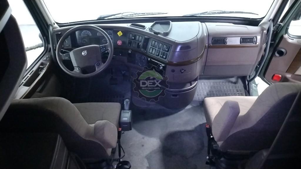 Volvo VNL670 groomed sleeper cab OEM 20413815D1