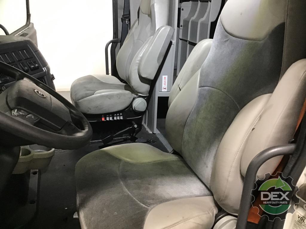 Volvo VNL670 complete groomed sleeper cab OEM 20413812D14
