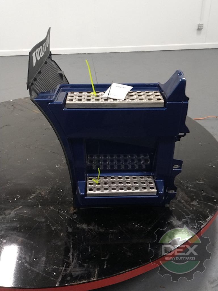 Volvo VNL RH rear chassis fairing with steps OEM 82486803D1