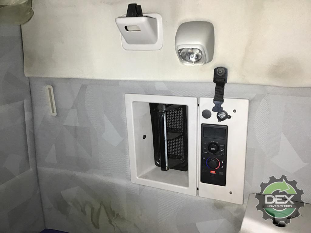 Volvo VNL670 complete groomed sleeper cab OEM 20413812D14