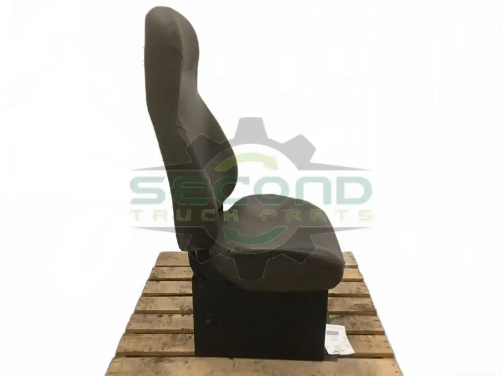 Volvo RH Complete pass seat OEM 21617335 - Second Truck Parts