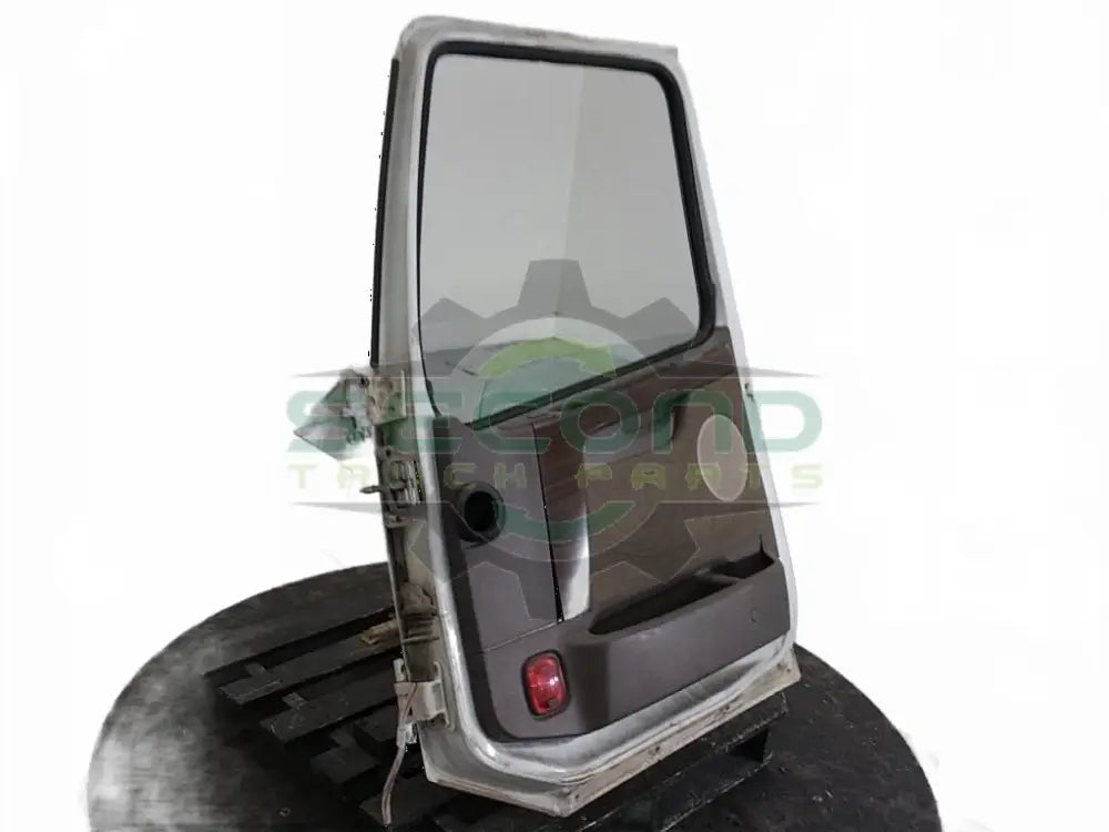 Volvo RH DOOR ASSEMBLY OEM 26674777 - Second Truck Parts