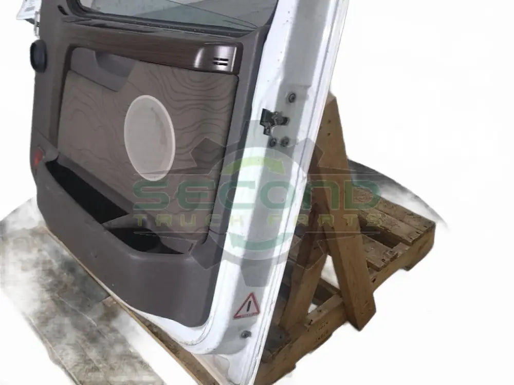 Volvo RH side door OEM 22674747 - Second Truck Parts