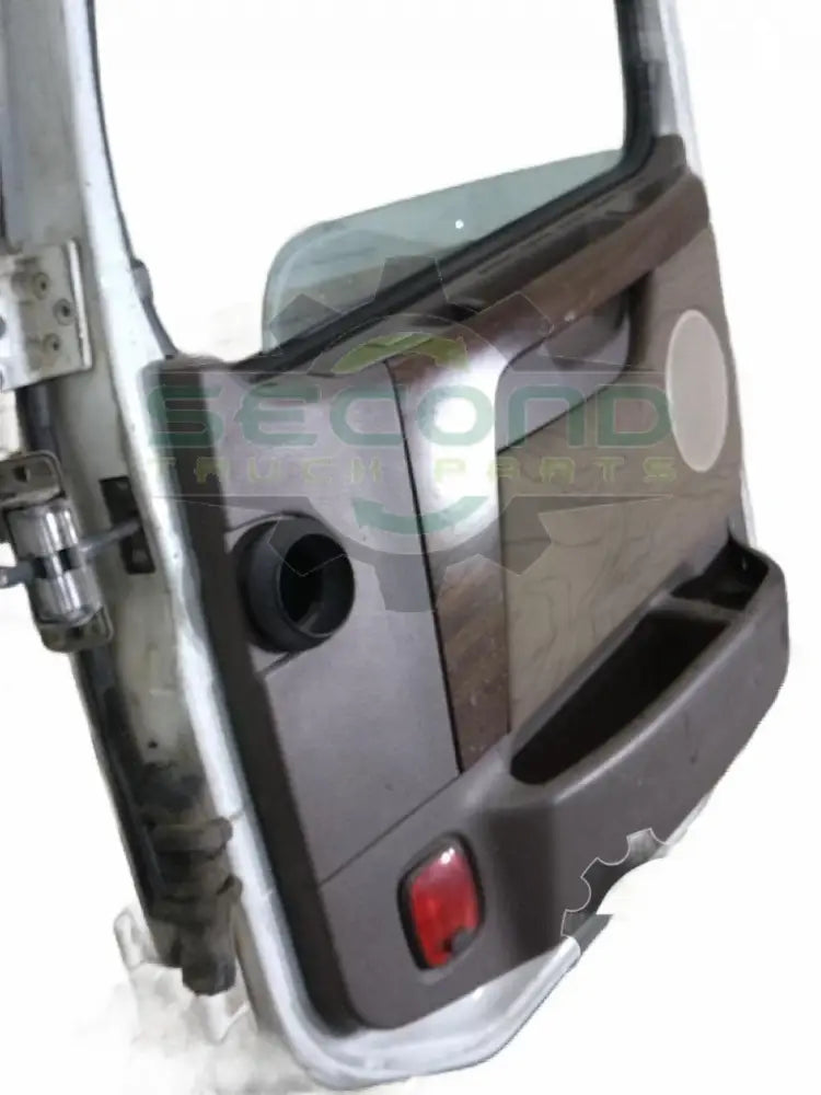 Volvo RH side door OEM 22674777 - Second Truck Parts