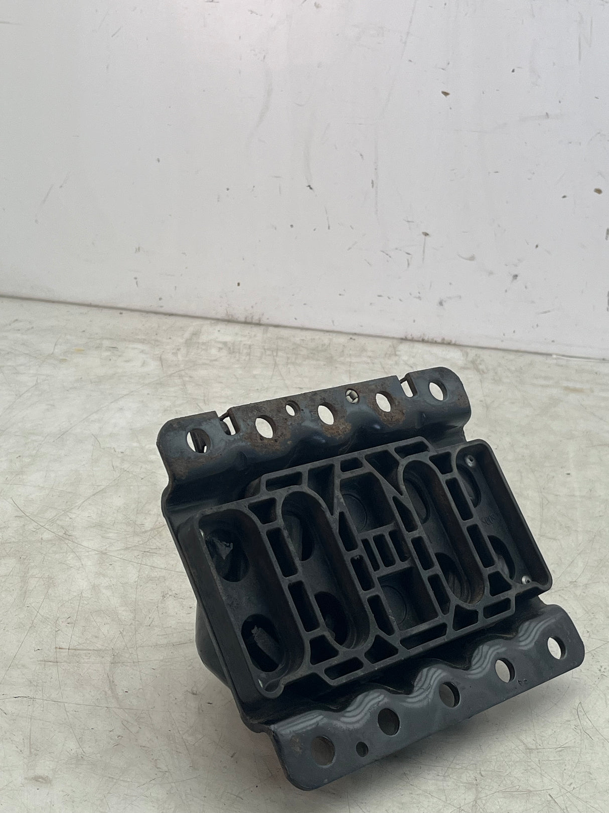 Y-60053-7-1 Genuine Mack Rear Engine Motor Mount