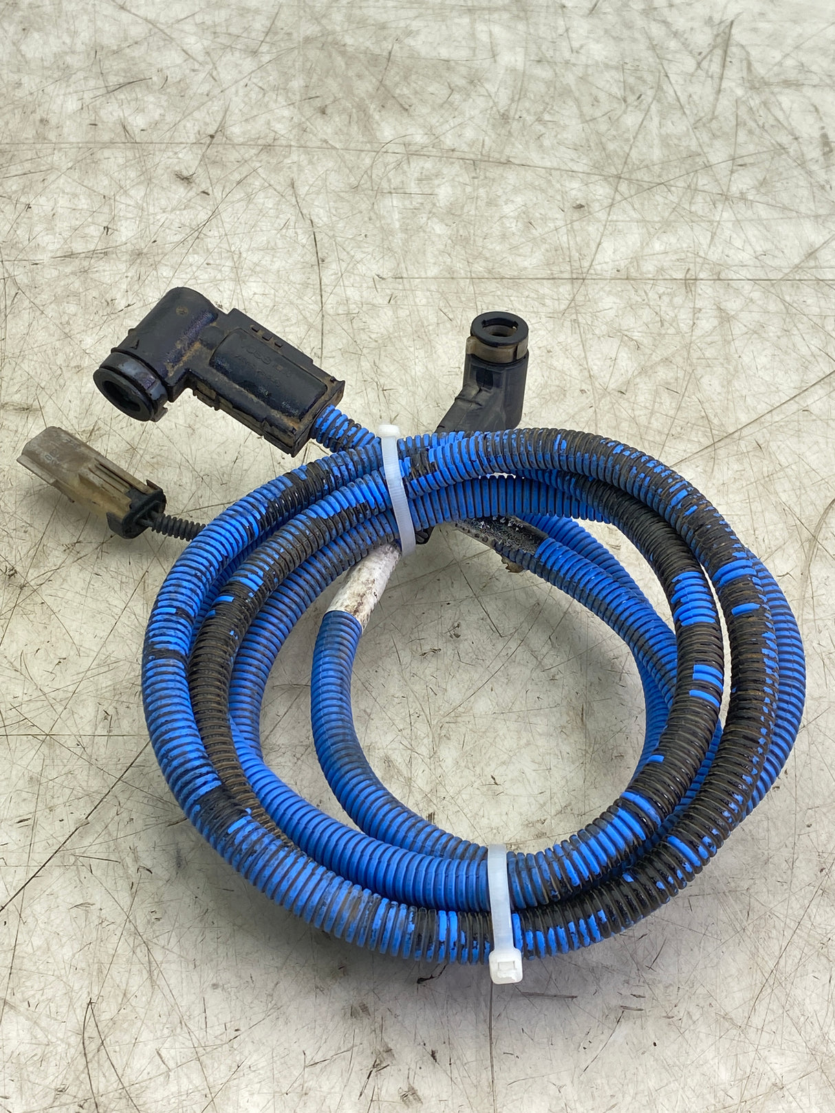 04-30358-380 Genuine Freightliner Diesel Exhaust Fluid Line - Double Connection 4600 Mm