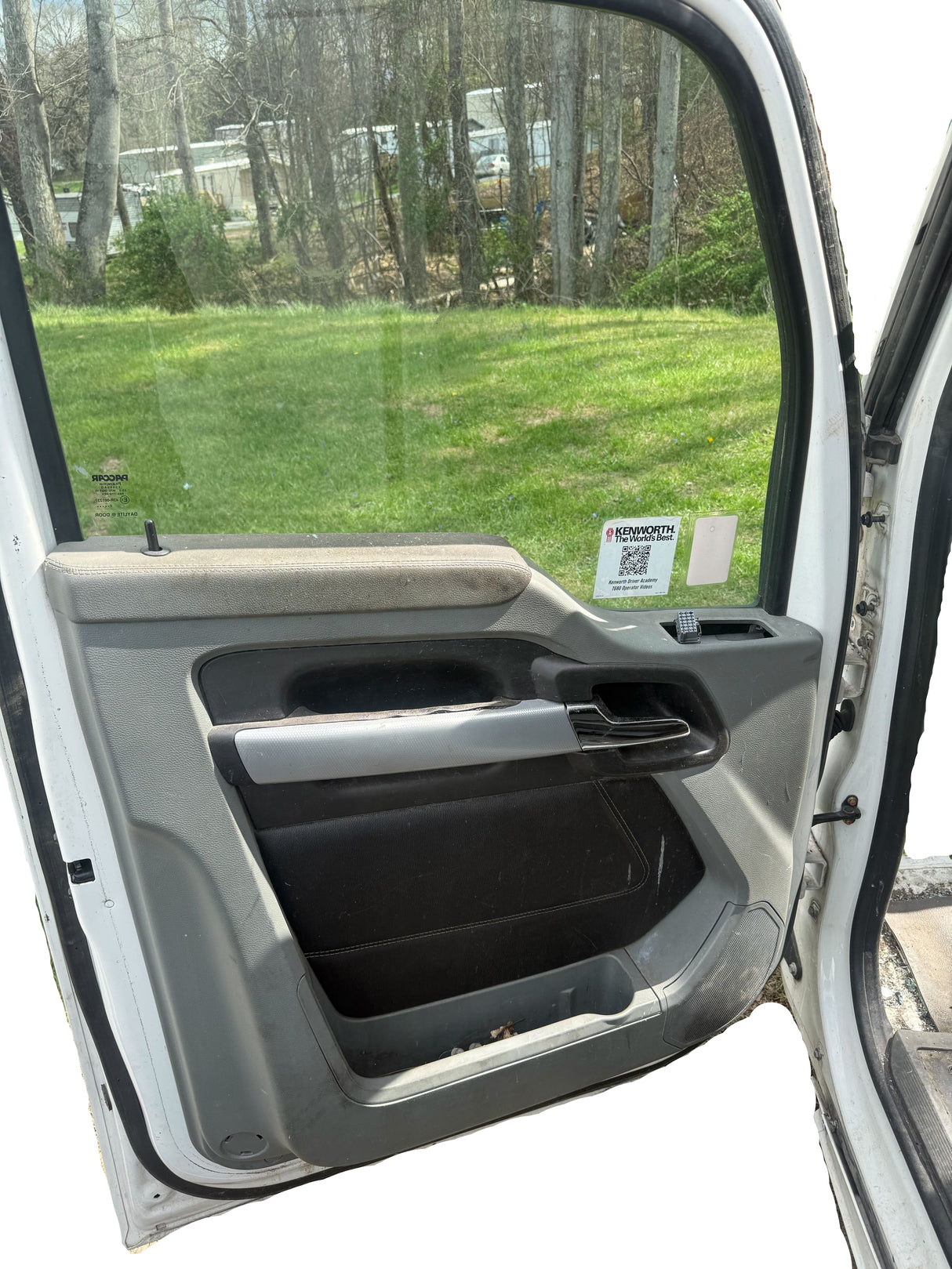 Genuine Kenworth White Cab T680