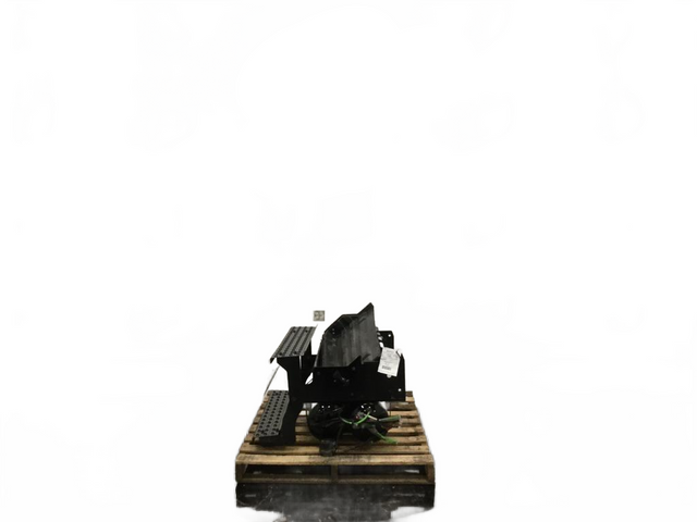 Steel Battery box with 2 air tanks and aluminum steps OEM - Second Truck Parts