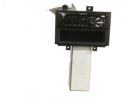Volvo Radio with usb 12V and CD player OEM 22659648 - Second Truck Parts